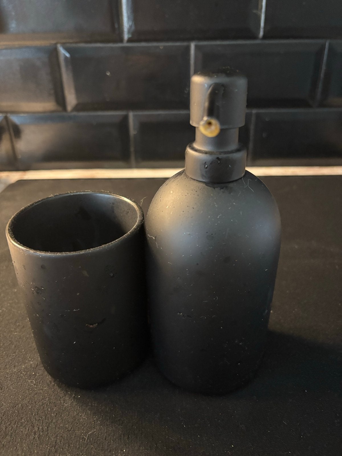 Zwarte zeepdispenser en beker set, Ophalen, Gebruikt