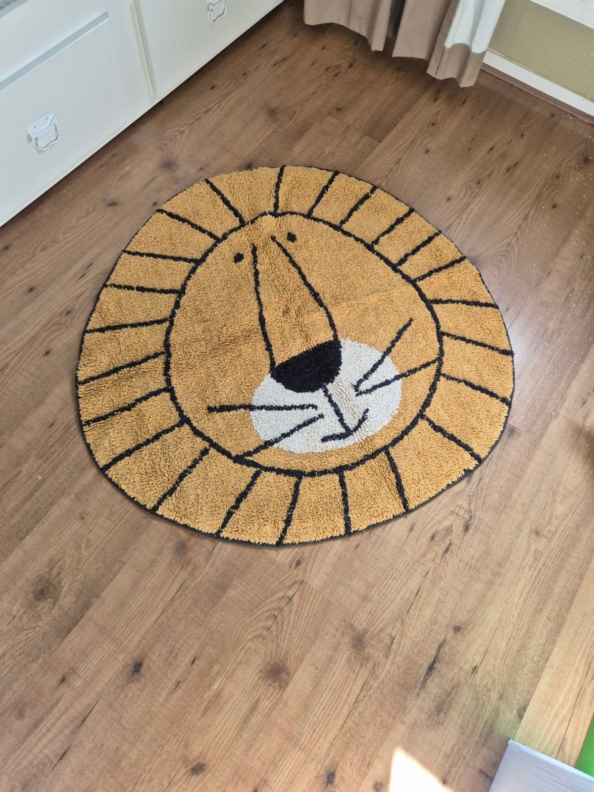 Tapis Petit Leeuwenkop Vloerkleed - Zo goed als nieuw, Ophalen, 50 tot 100 cm, Zwart, Kinderkamer, Speels, Dierenthema
