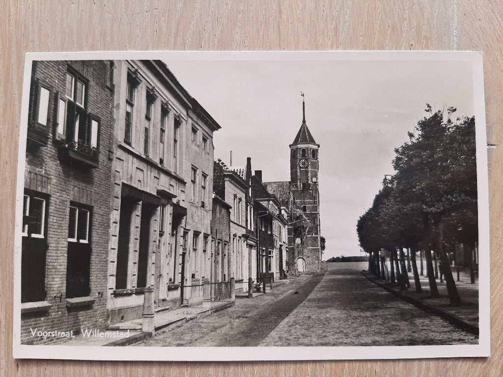 oude kaart Willemstad, Voorstraat en klokkentoren, 1953, Ophalen of Verzenden, 1940 tot 1960, Ongelopen, Noord-Brabant