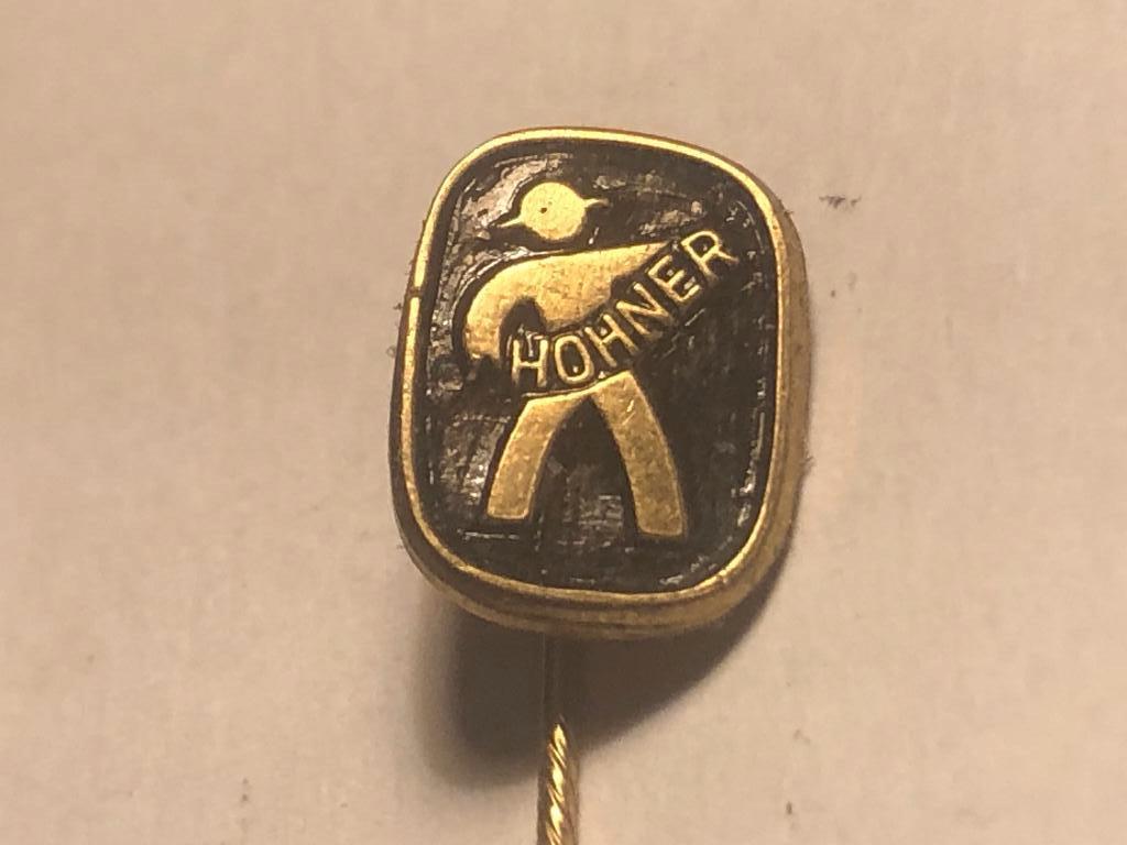 Metalen HOHNER MONDHARMONICA MERK Speld., Verzamelen, Speldjes, Pins en Buttons, Verzenden, Zo goed als nieuw, Merk, Speldje of Pin