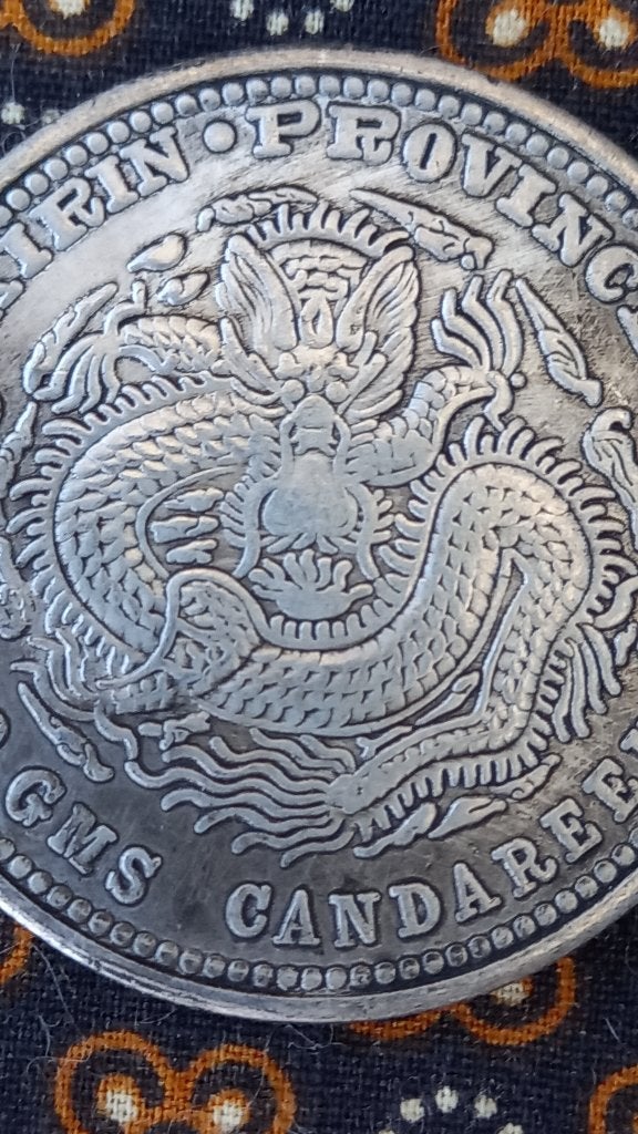 Mooie Chinese Candareens munt met draak en karakters 4,4 cm, Antiek en Kunst, Zilver, China, Ophalen of Verzenden, Brons