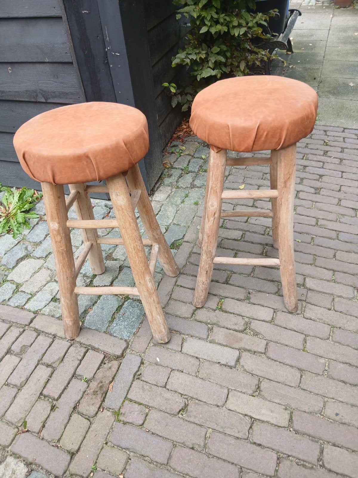twee gave acacia houten barkrukken, Ophalen, 60 tot 90 cm, Hout, Zo goed als nieuw