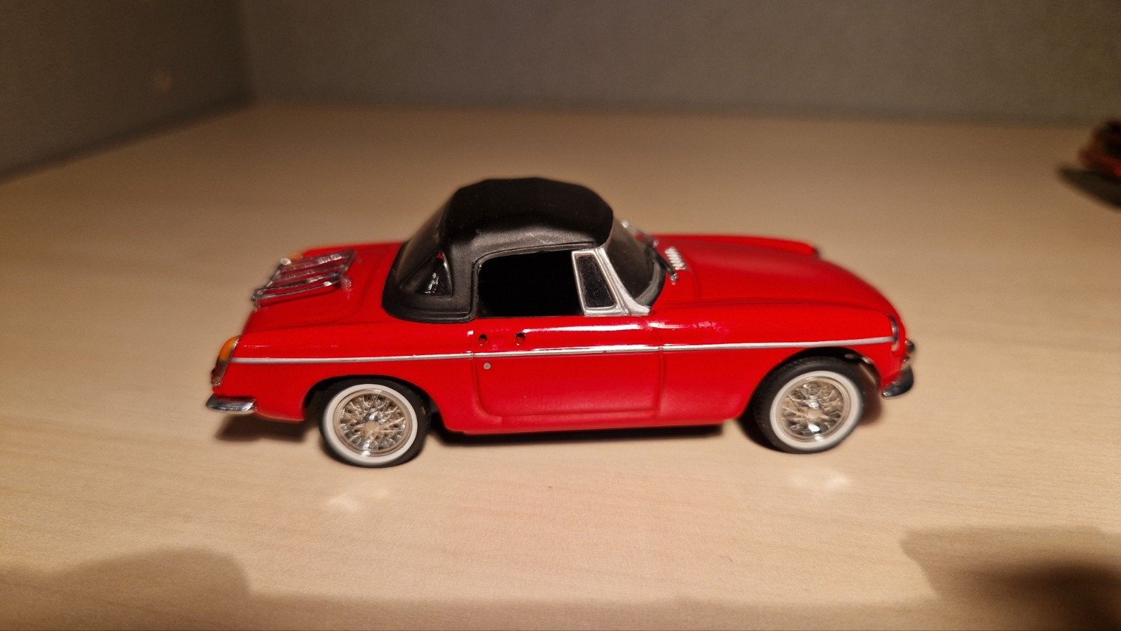 Mooie rode MGB miniatuurauto met softtop, Ophalen of Verzenden