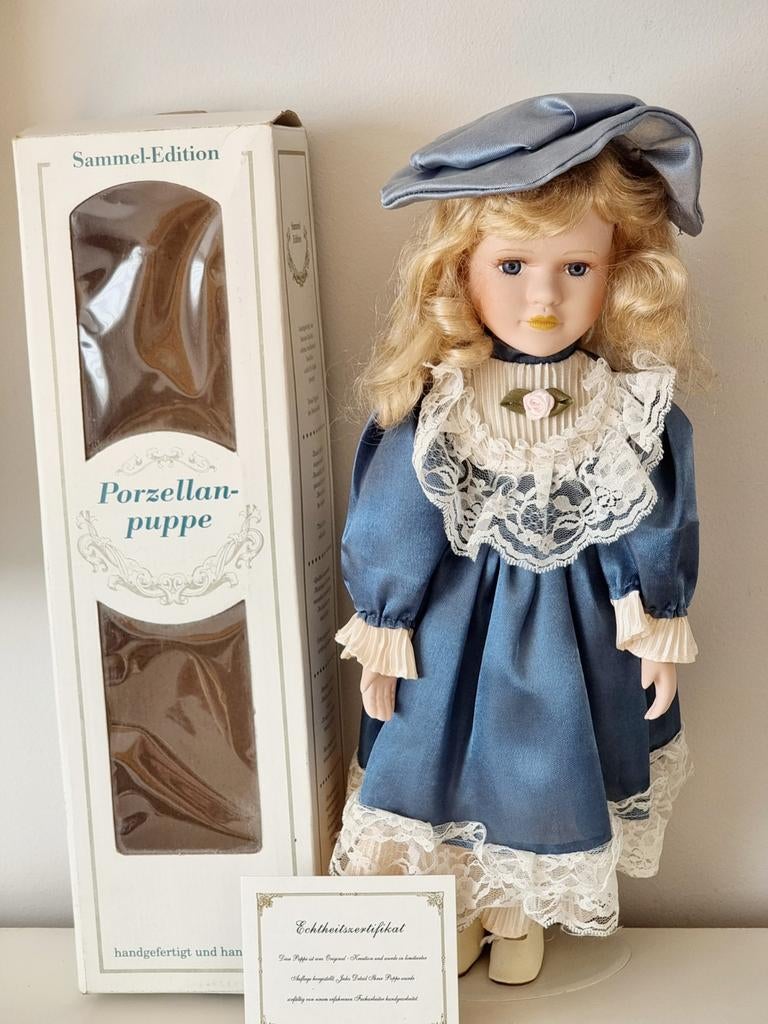 Zeldzaam vintage porselein pop met certificaat, Verzamelen, Poppen, Ophalen of Verzenden, Zo goed als nieuw, Pop