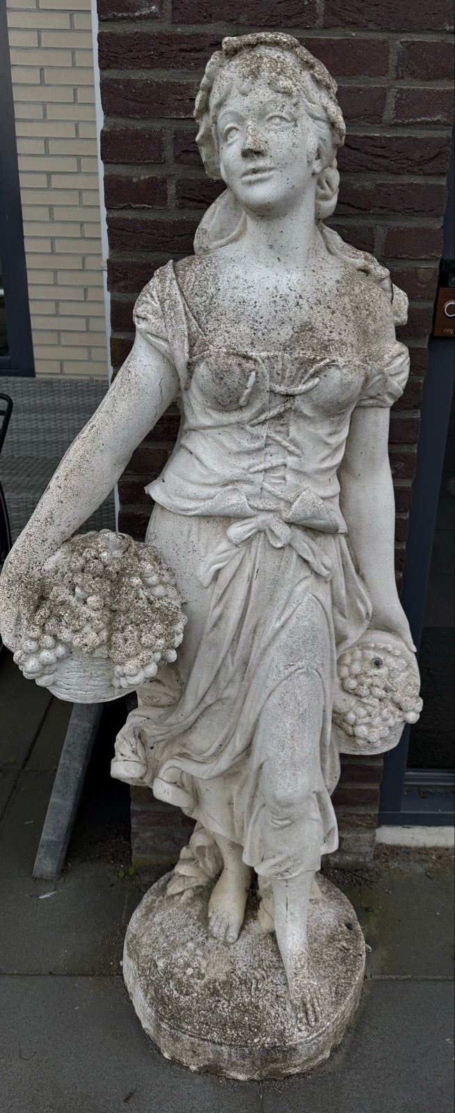 Antiek stenen beeld van vrouw met fruitmanden, Ophalen, Weerbestendig, 50 - 100 cm, Steen of Keramiek