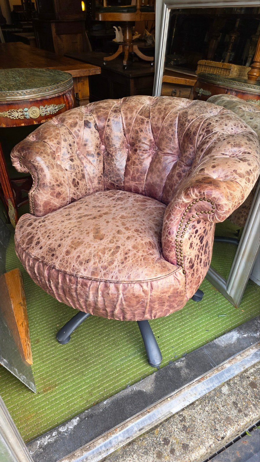 Chesterfield bureaustoel, Ophalen