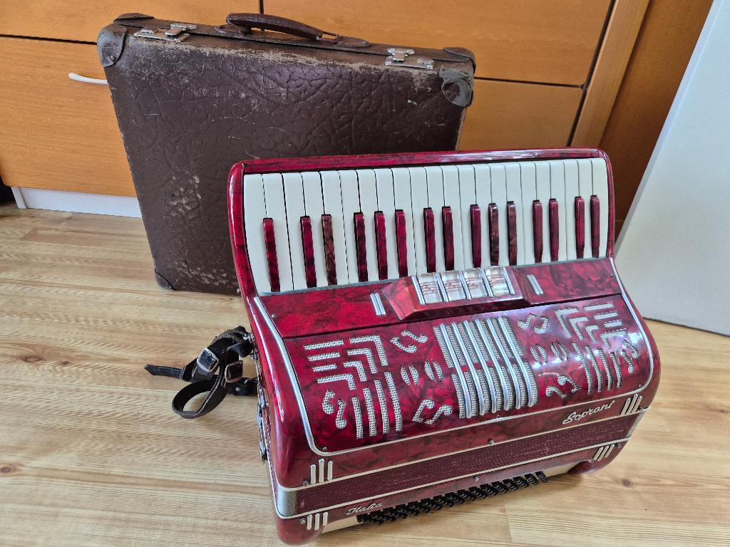 Accordeon Soprani, Muziek en Instrumenten, Accordeons, Gebruikt, 80-bas, Met koffer, Toetsaccordeon