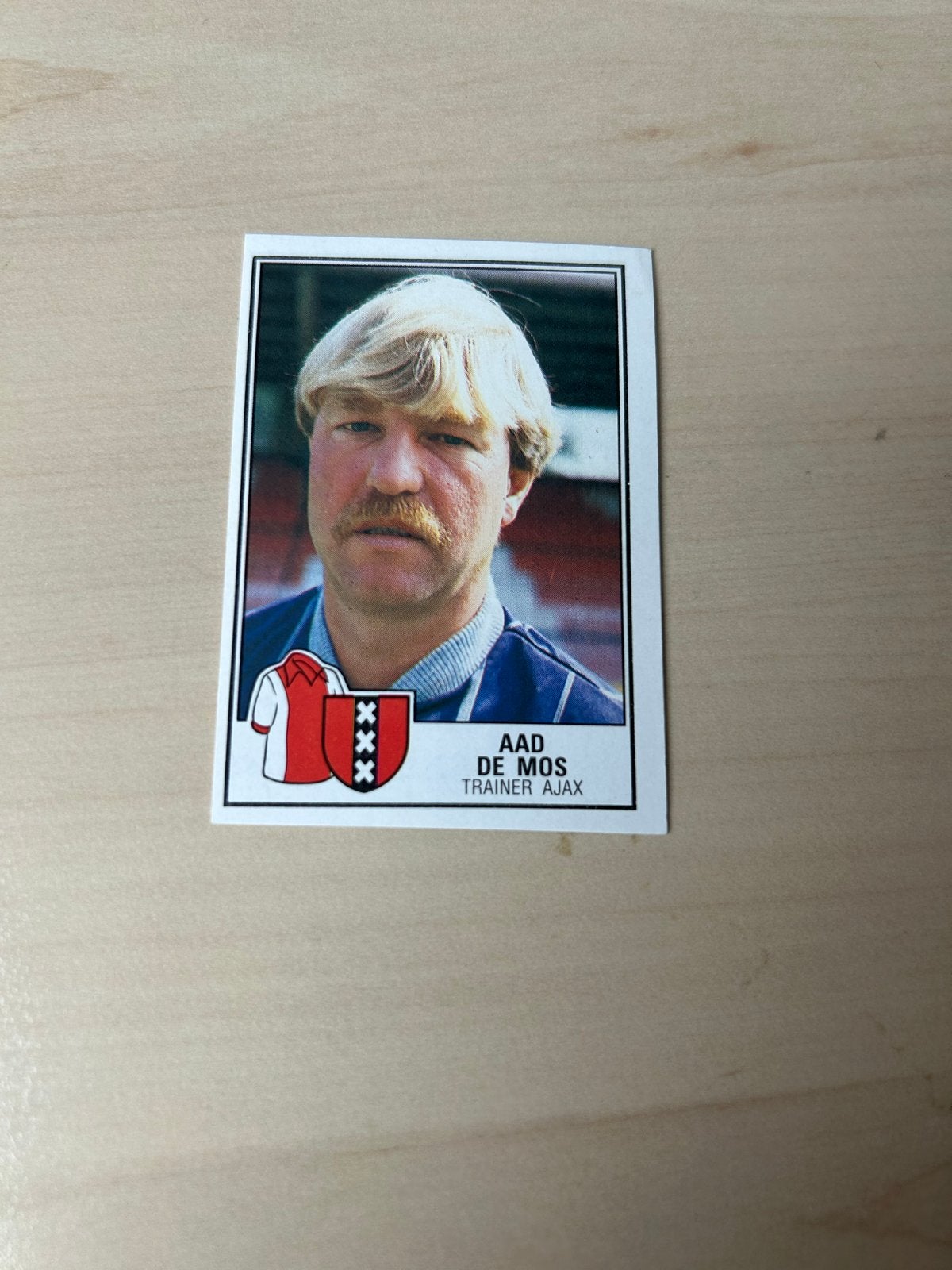 Panini Voetbal 85 Sticker Aad de Mos Trainer Ajax, Verzamelen, Sportartikelen en Voetbal, Ophalen of Verzenden, Zo goed als nieuw