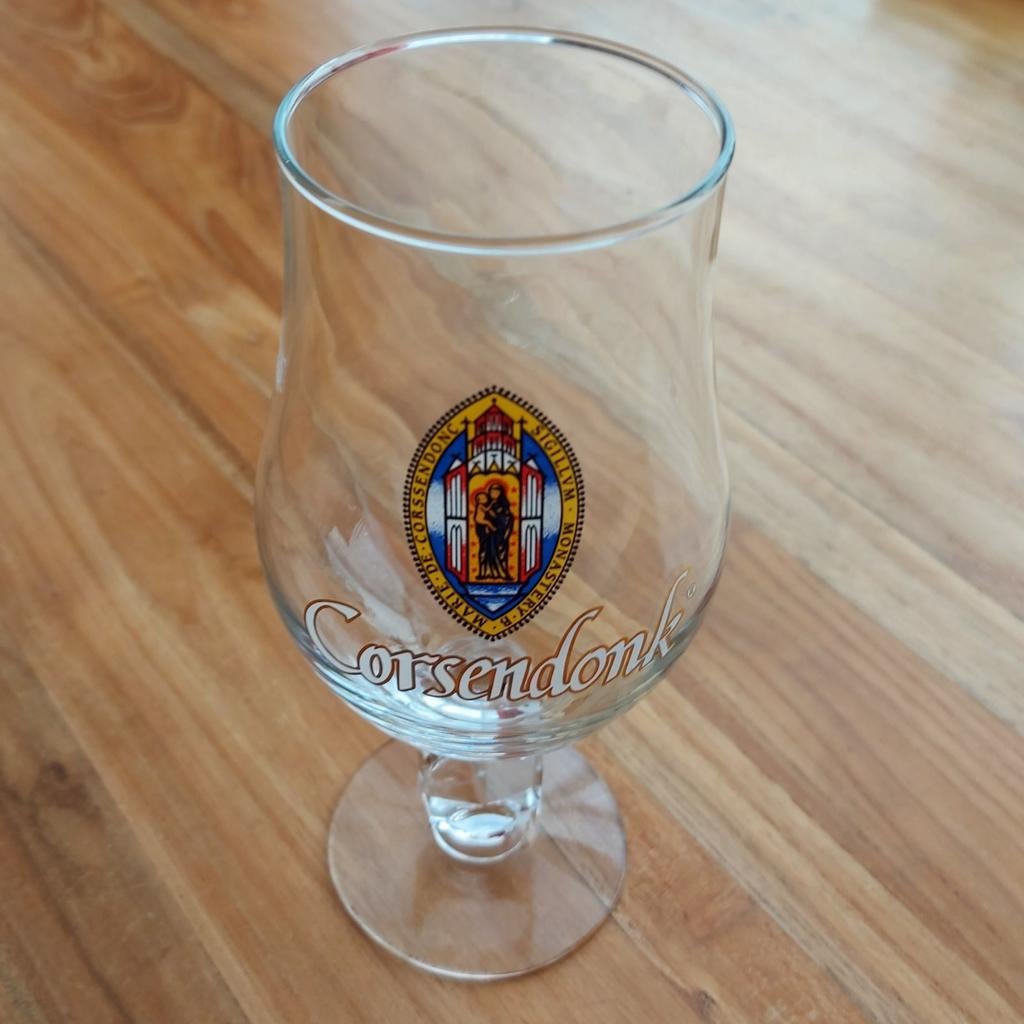 Corsendonk bierglas op voet, hoogte glas 18cm, Ophalen of Verzenden, Zo goed als nieuw, Glas of Glazen, Overige merken