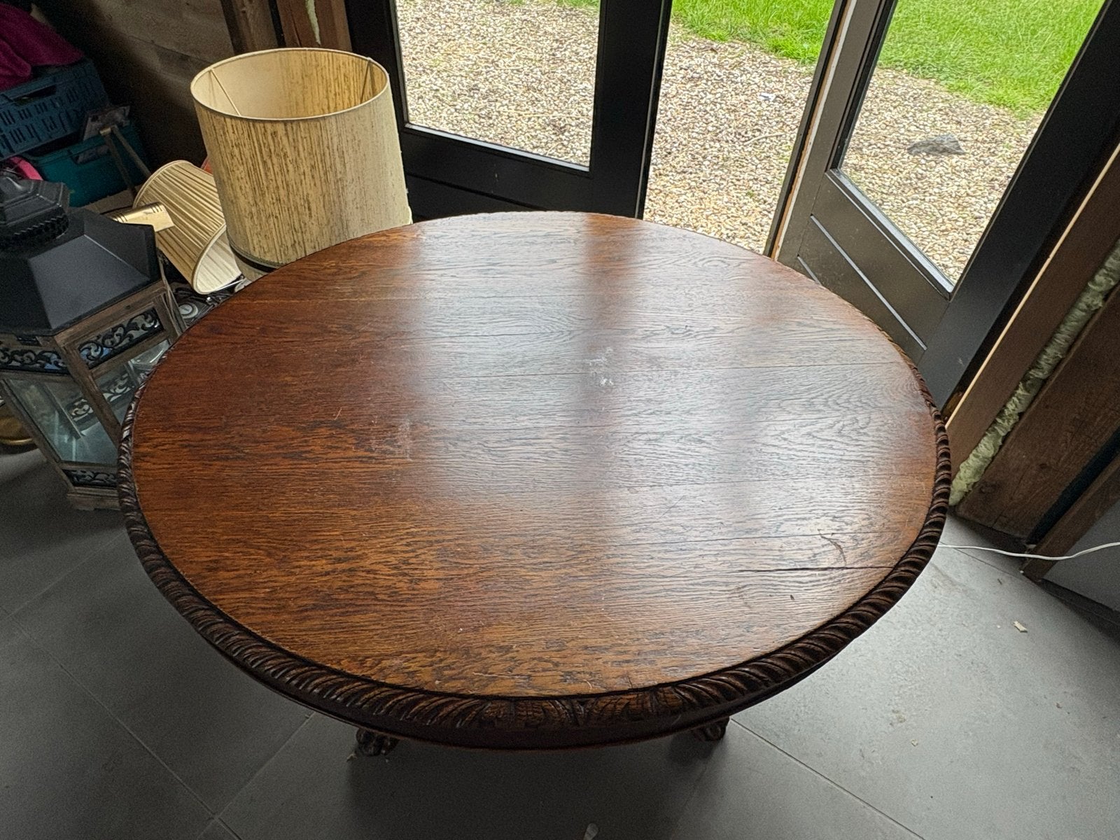 Antieke ronde salontafel met rijk bewerkte poot, Ophalen