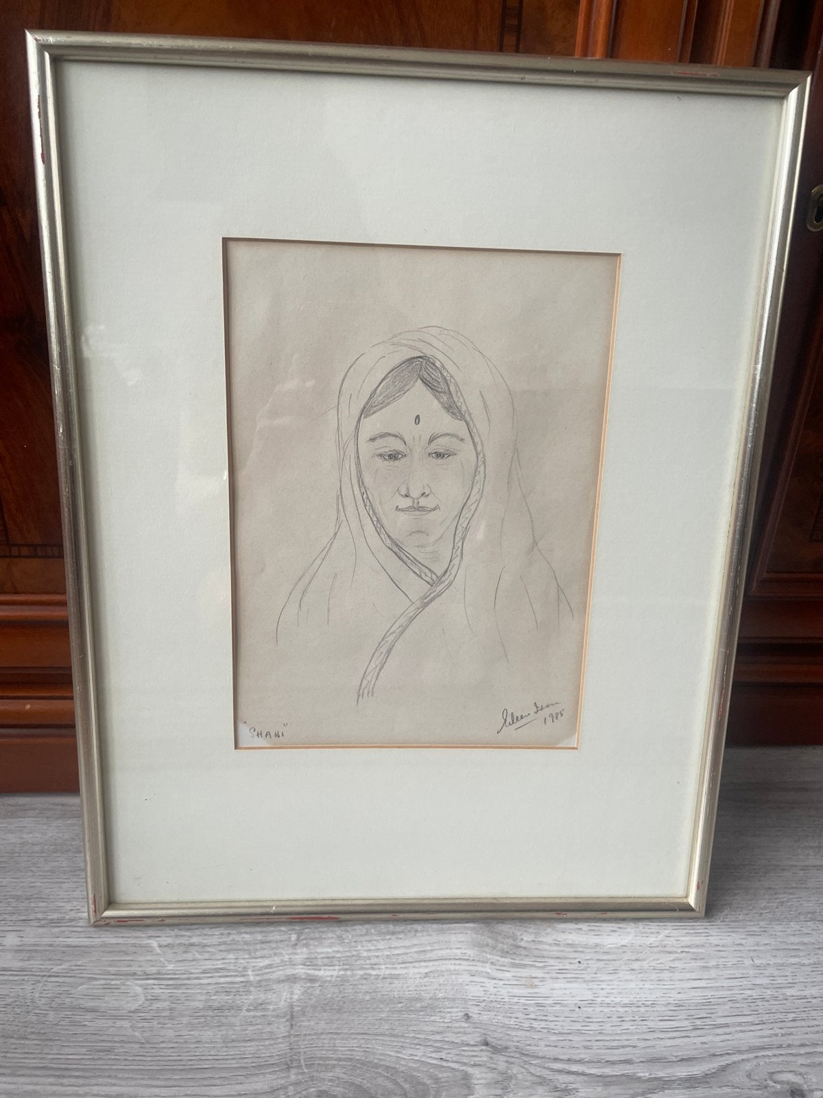 Portret van Shani, gesigneerd en gedateerd 1985, Ophalen of Verzenden, Tekening, Potloodtekening, Achter glas