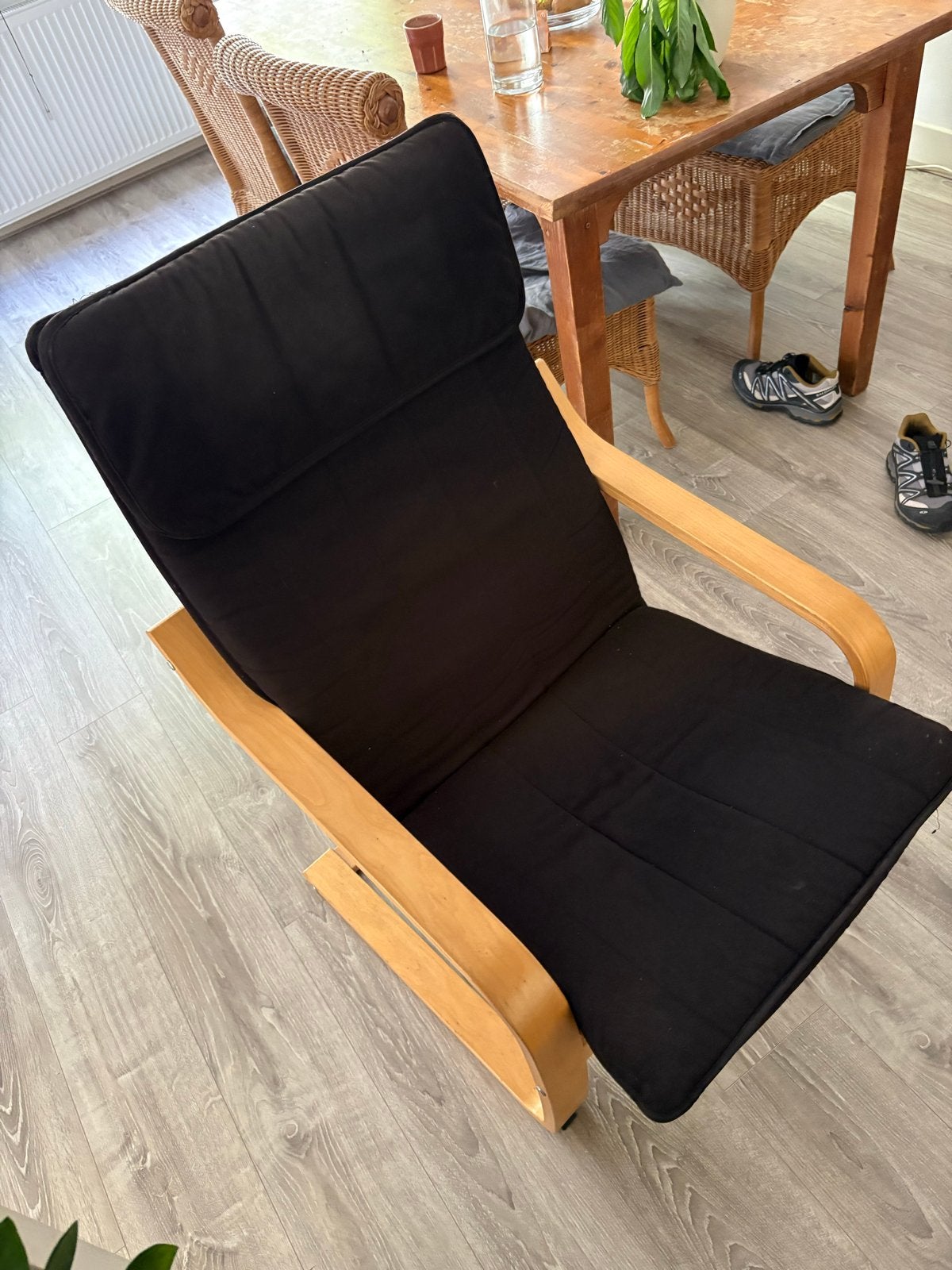 Relaxstoel met houten frame en zwarte bekleding (gratis), Ophalen, Gebruikt, Zwart, Eén
