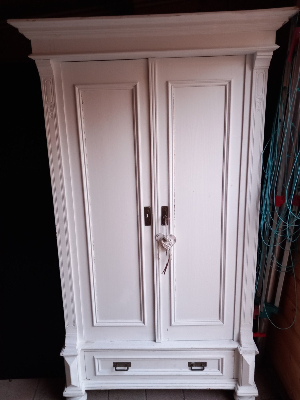 Witte kast met lade, Ophalen