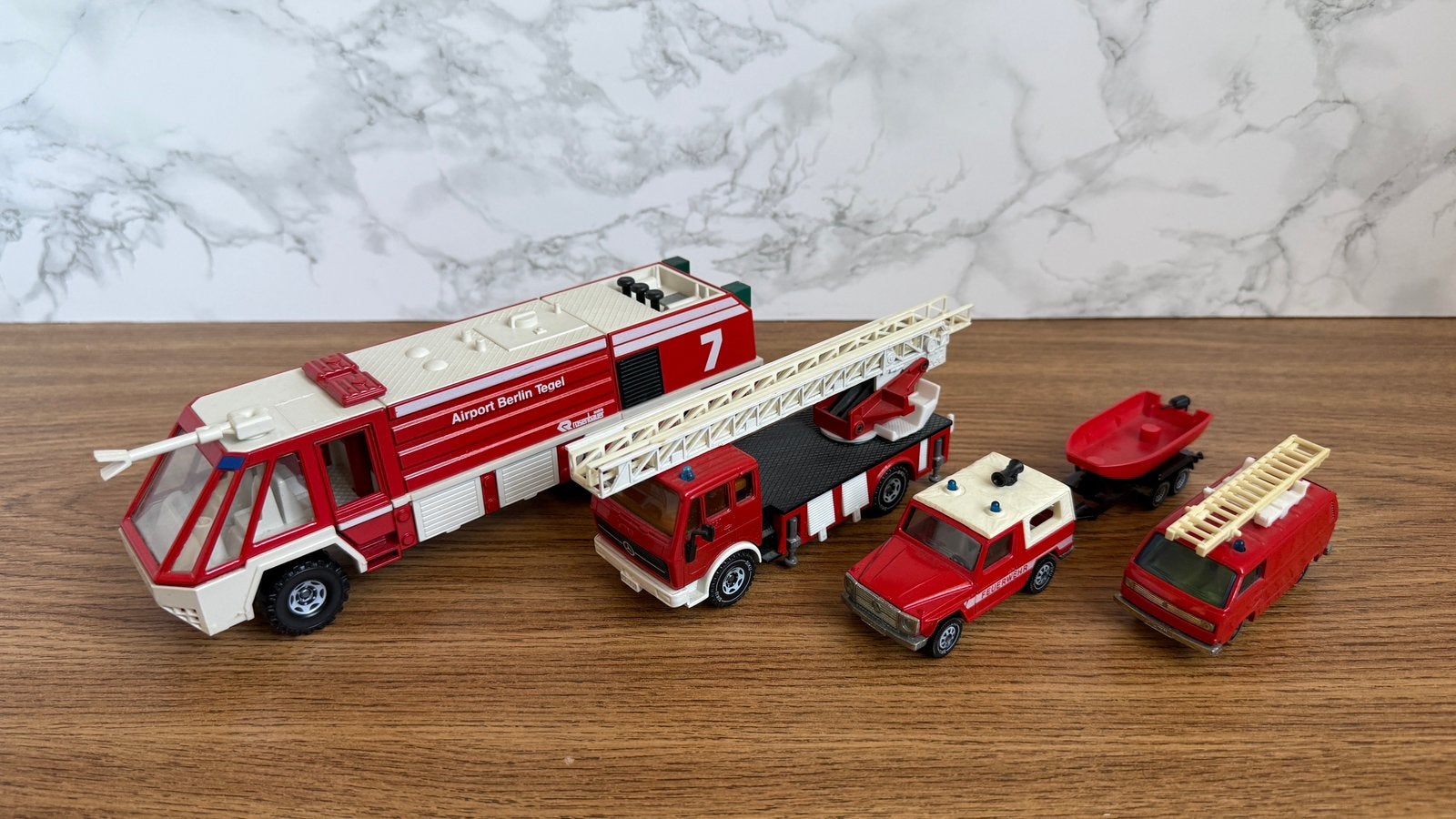 4x Siku Brandweer Vrachtwagen Mercedes Volkswagen Airport, Ophalen of Verzenden, Gebruikt, Bus of Vrachtwagen, SIKU