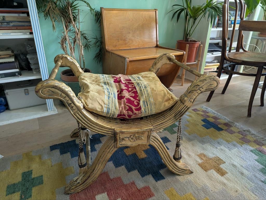 Stoel/ Kruk in Romeinse/ Venetiaanse stijl, Antiek en Kunst, Antiek | Meubels | Stoelen en Banken, Ophalen