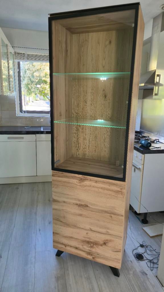 Houten kast met verlichting - Mango look, Huis en Inrichting, Kasten | Vitrinekasten, Ophalen of Verzenden