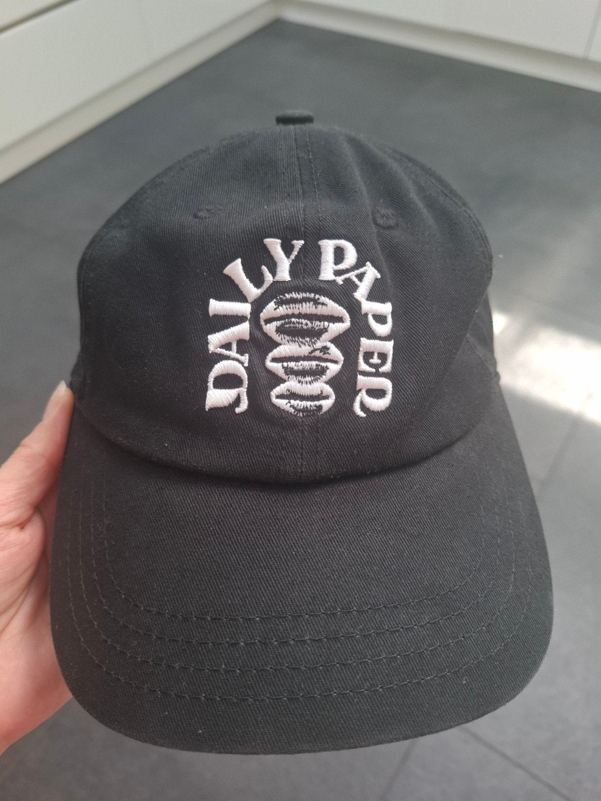 Daily Paper ron cap zwart petje - Zo goed als nieuw, Kleding | Heren, Hoeden en Petten, Ophalen of Verzenden, Zo goed als nieuw