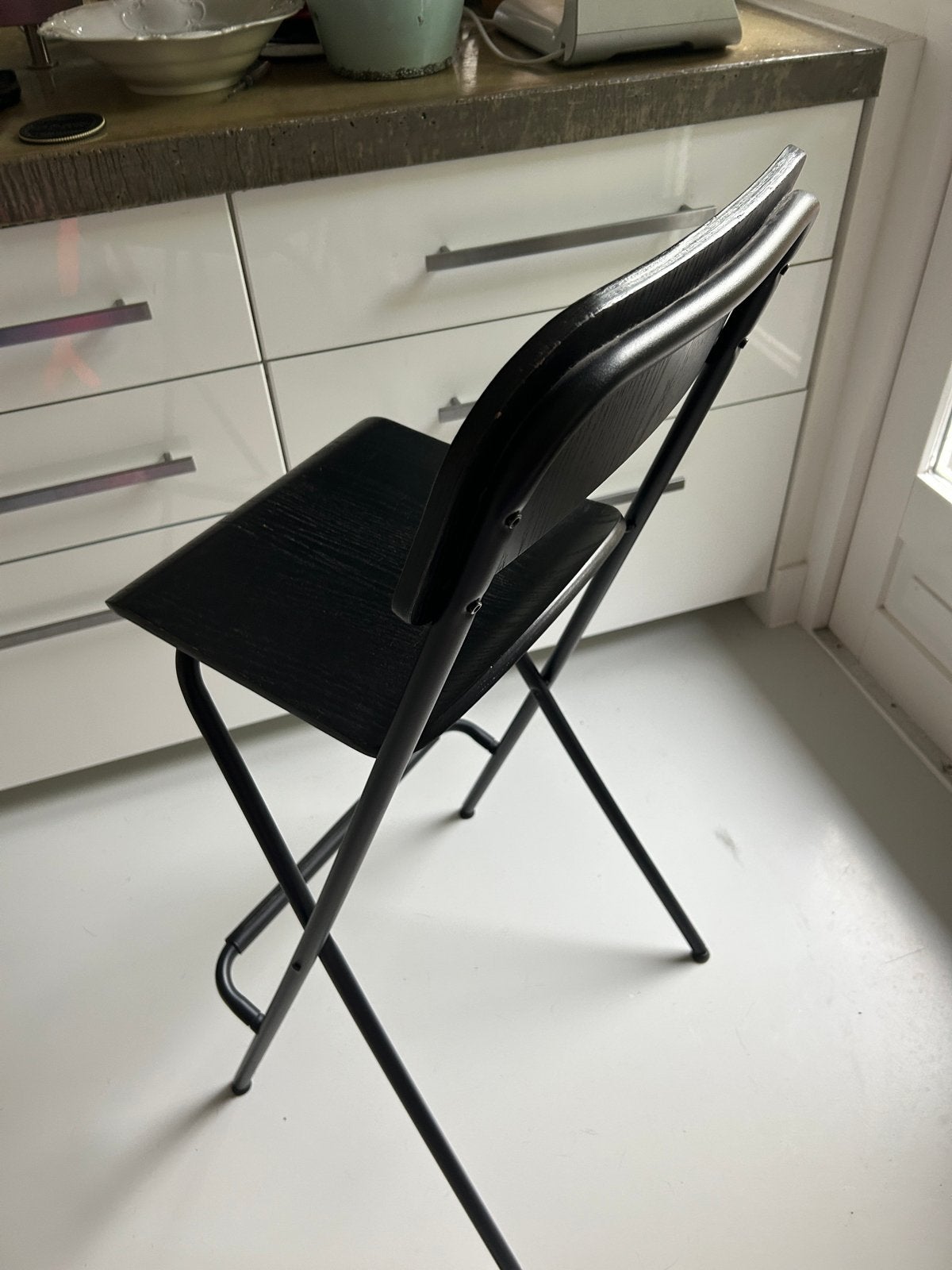 Zwarte opvouwbare barkruk met rugleuning, Huis en Inrichting, Ophalen, Gebruikt, Met voetsteun, Hout