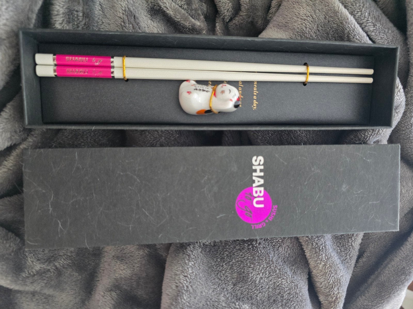 Elegante eetstokjes met Maneki-Neko houder - Shabu, Overige typen, Hout, Ophalen of Verzenden, Zo goed als nieuw