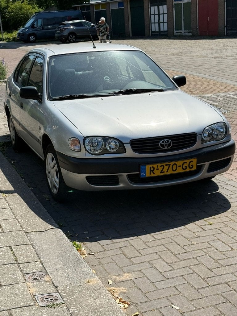 Toyota Corolla 1.4 LB Linea Terra 2001 Grijs, Auto's, Voorwielaandrijving, 4 cilinders, Corolla, 49 €/maand