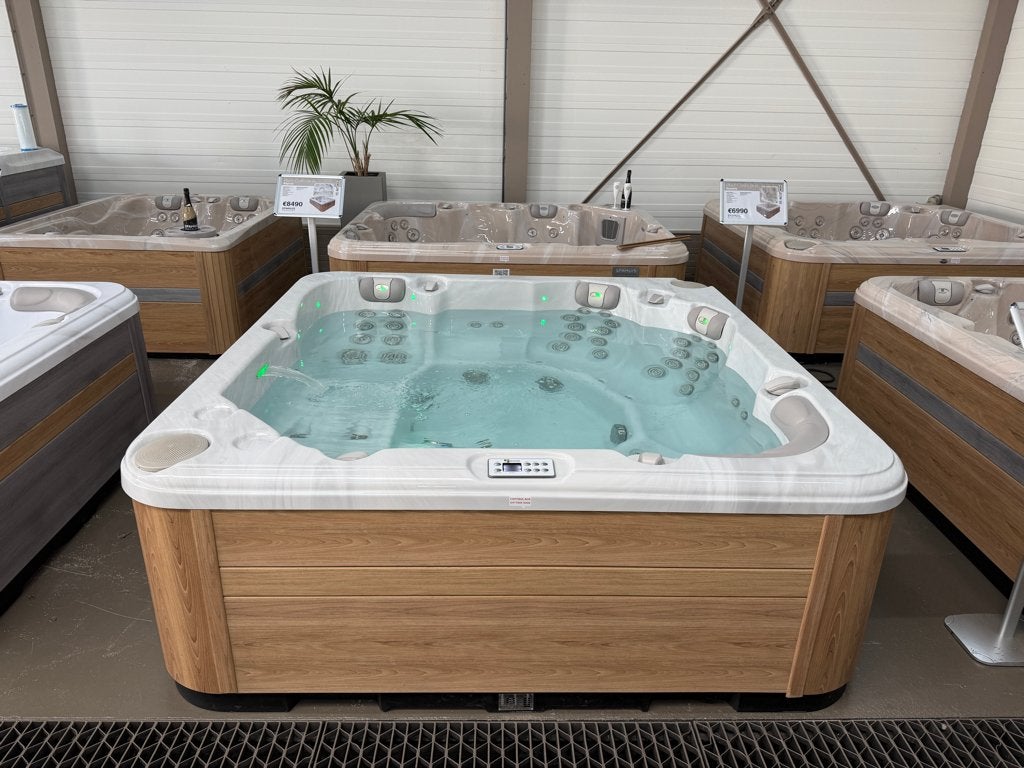 Demomodel - ruime 7-persoons jacuzzi Reflect 228x228cm, Tuin en Terras, Ophalen of Verzenden, Nieuw, Overige typen