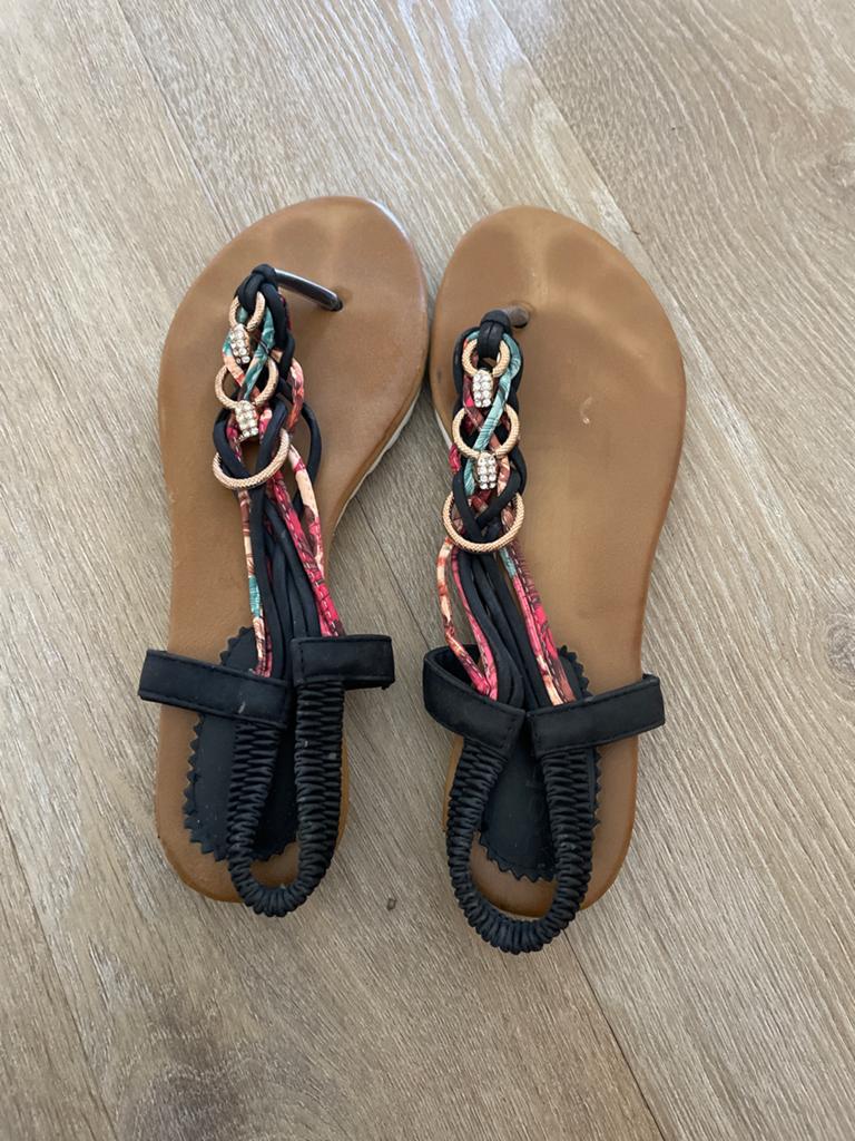Hobbs maat 40 Zwarte slippers met gevlochten bandjes, Kleding | Dames, Schoenen, Ophalen of Verzenden, Gedragen, Zwart, Slippers