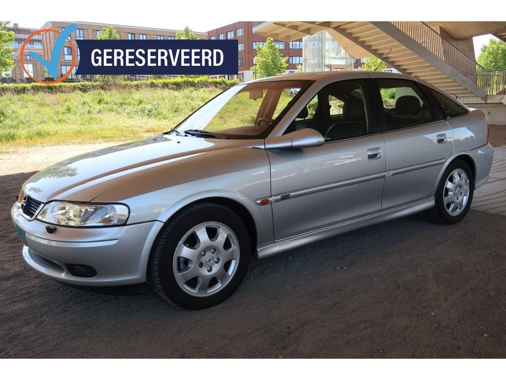 Opel Vectra 1.8-16V CDX Hatchback UNIEK! 1e eigenaar 12.505, Auto's, Oldtimers, Automaat, 125 pk, Zwart, Stoelverwarming