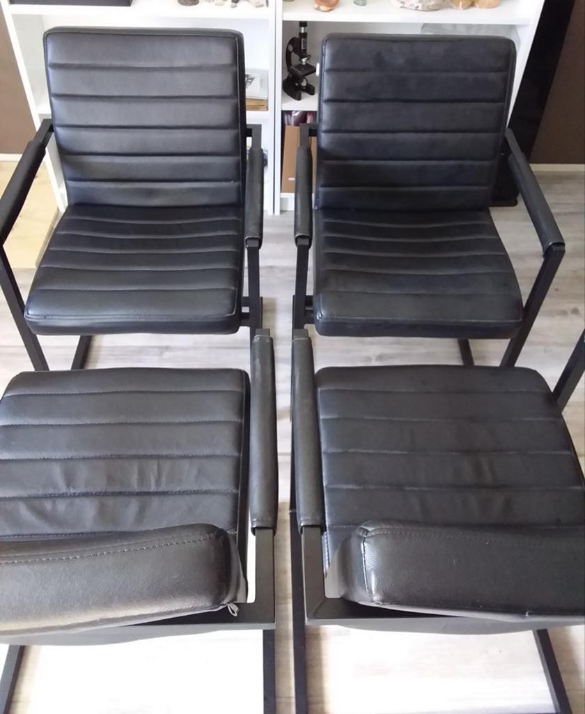 Leren eetkamer stoelen. Zwart . Metalen frame. Industrieel, Ophalen, Gebruikt, Zwart, Vier