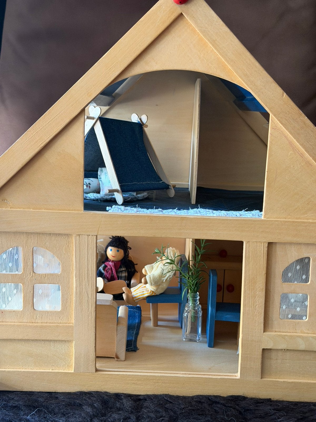 DRAAGBAAR HOUTEN POPPENHUIS, MET ATTRIBUTEN., Ophalen, Gebruikt, Poppenhuis