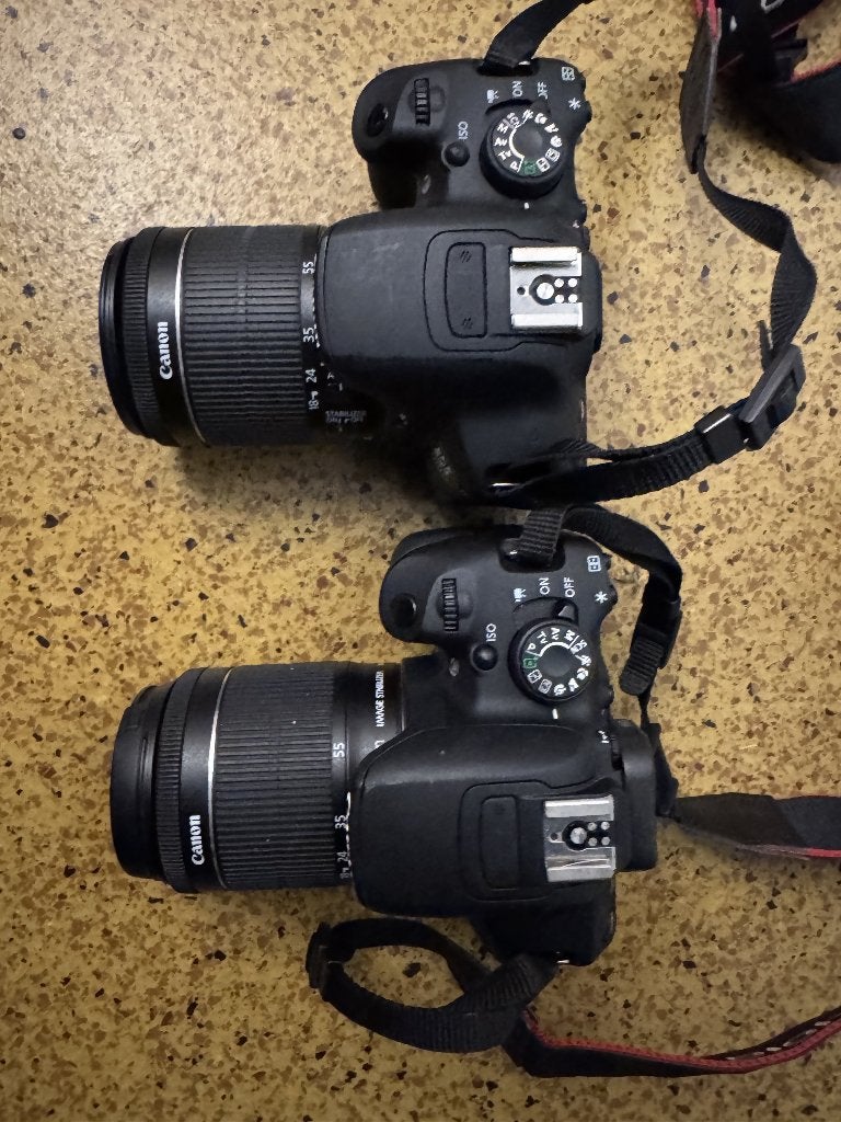 Set van 2x Canon EOS 700D camera's  + tas en flitser, Ophalen, Gebruikt, Canon, Overige typen