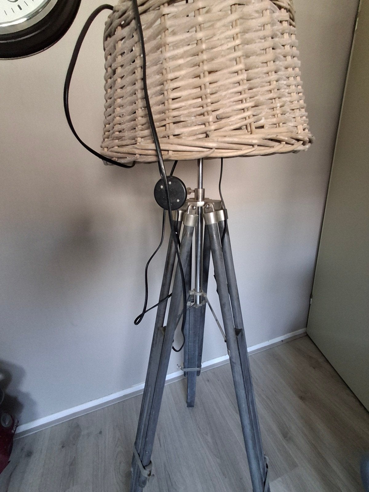 Mooie statief lamp met rotan kap, Huis en Inrichting, Lampen | Vloerlampen, Ophalen, Gebruikt, E27 (groot), Bohemian, Landelijk, Scandinavisch