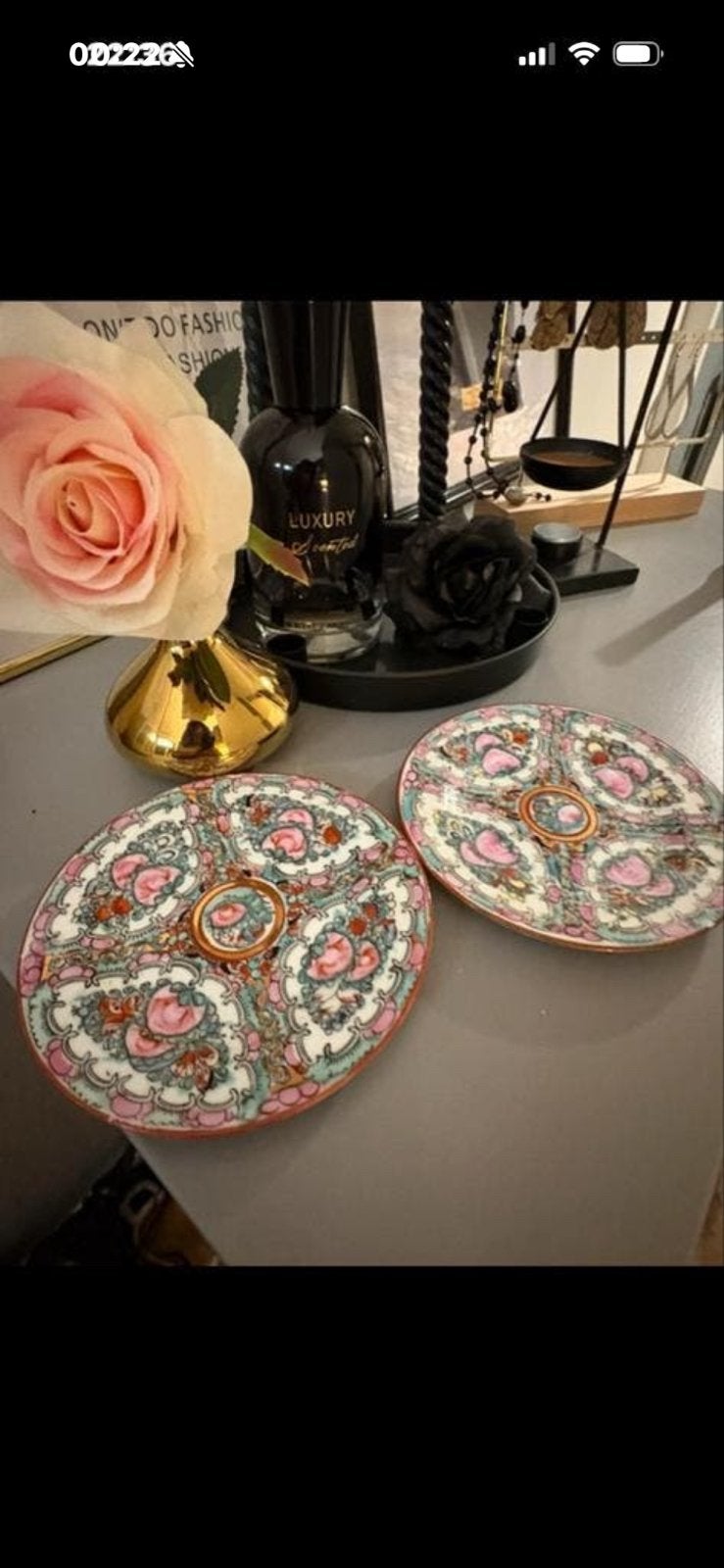 Set van 2 Famille Rose borden  gesigneerd, Fabricado Macau, Antiek en Kunst, Ophalen of Verzenden