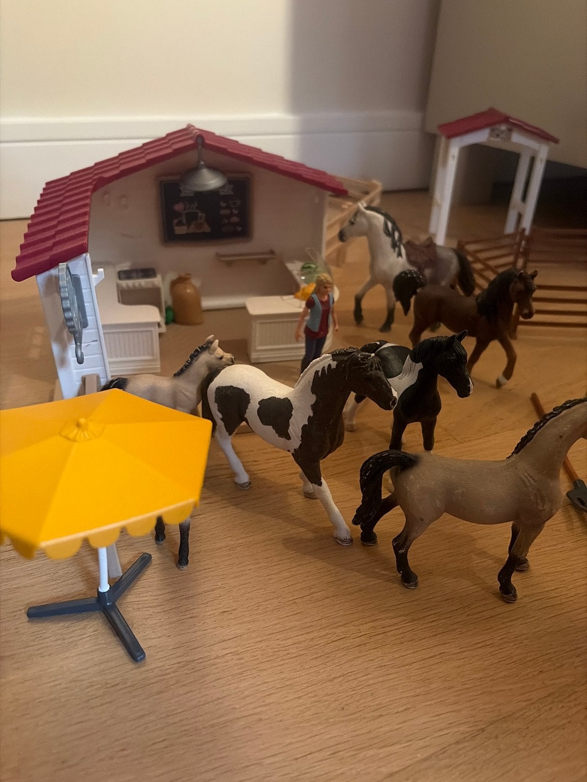 Schleich Paardenset met stal, café, 8 paarden en 2 poppetjes, Ophalen of Verzenden, Gebruikt