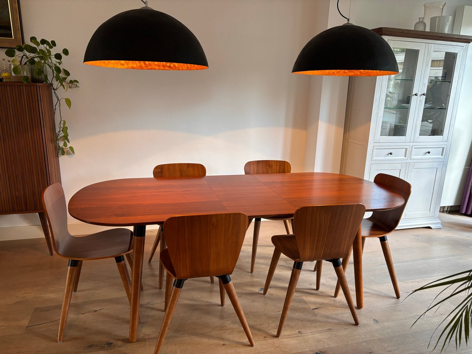 Uitschuifbare eettafel van Made met 6 stoelen