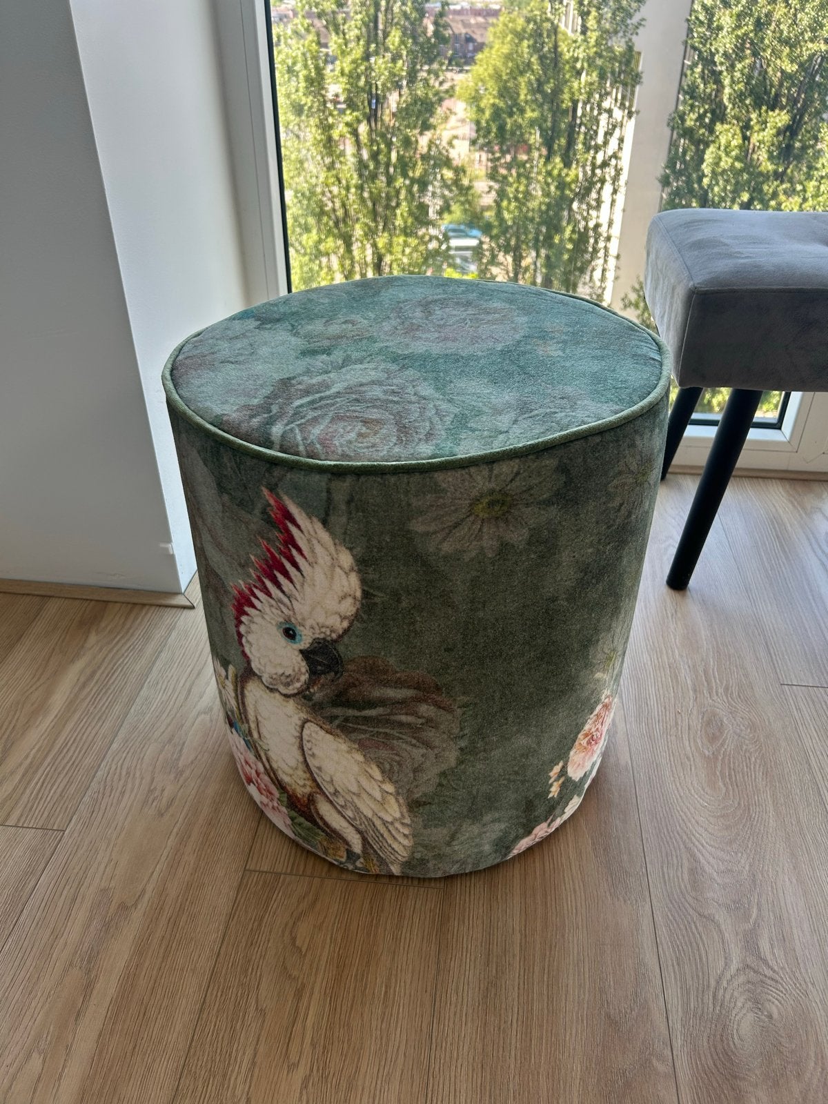Decoratieve poef met papegaai print, Huis en Inrichting, Ophalen, Minder dan 50 cm, Rond, Zo goed als nieuw