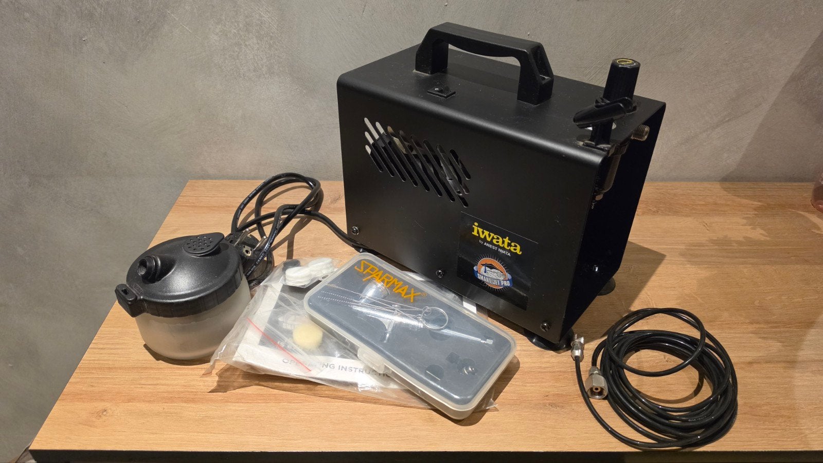 Iwata Smart Jet Pro Airbrush Compressor met Sparmax Airbrush, Hobby en Vrije tijd, Ophalen of Verzenden, Zo goed als nieuw, Airbrush en Toebehoren