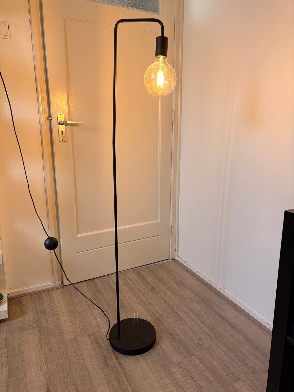 Zwarte vloerlamp woonkamer lamp industrieel minimalistisch, Huis en Inrichting, 100 tot 150 cm, Zo goed als nieuw, Metaal, E27 (groot)