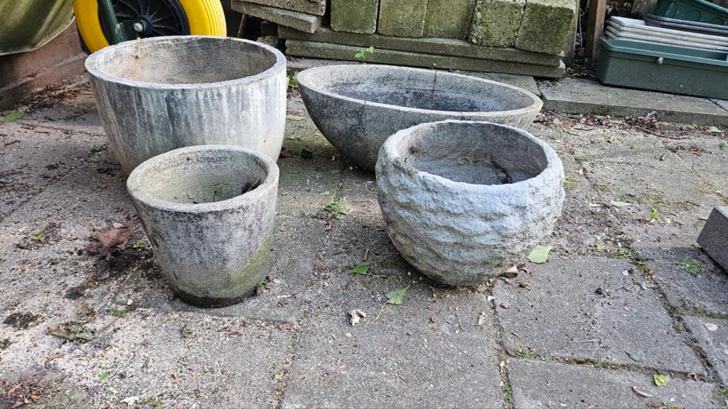 4 verschillende ronde/ovale stenen bloempotten., Tuin en Terras, Bloempotten, Ophalen, Steen, Gebruikt, Rond