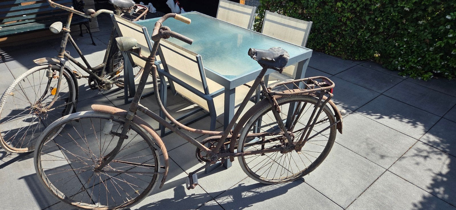 2 antieke fietsen, Ophalen