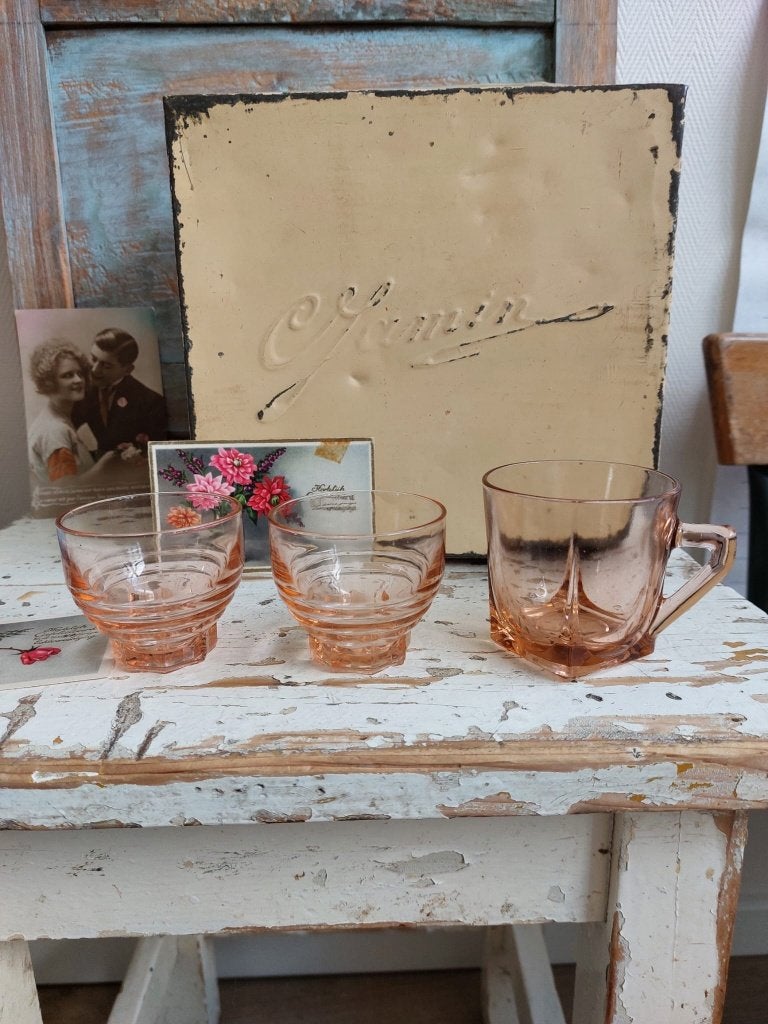 Twee vintage glaasjes en mokje van roze glas, Antiek en Kunst, Antiek | Glas en Kristal, Ophalen of Verzenden