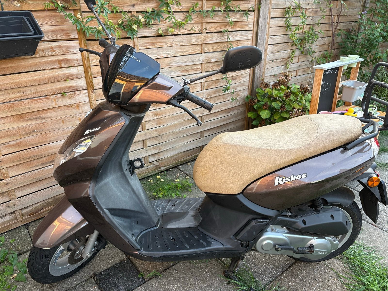 Peugeot Kisbee scooter - Bruin - 4864 km, Ophalen, Gebruikt, Overige modellen, Maximaal 25 km/u