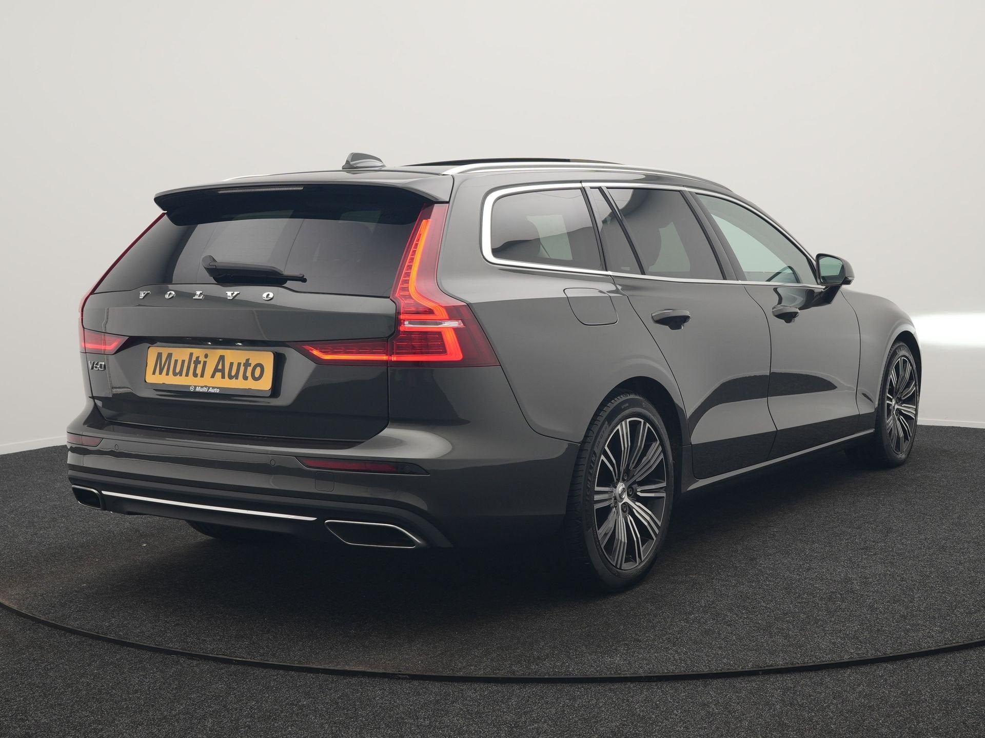 Volvo V60 T6 Recharge AWD Inscription PHEV 340pk | Panodak |, Auto's, Automaat, Gebruikt, Zwart, 4 cilinders