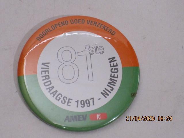 button 81 ste vierdaagse nijmegen 1997 dia 7,5 cm (386), Ophalen of Verzenden, Gebruikt, Sport, Button