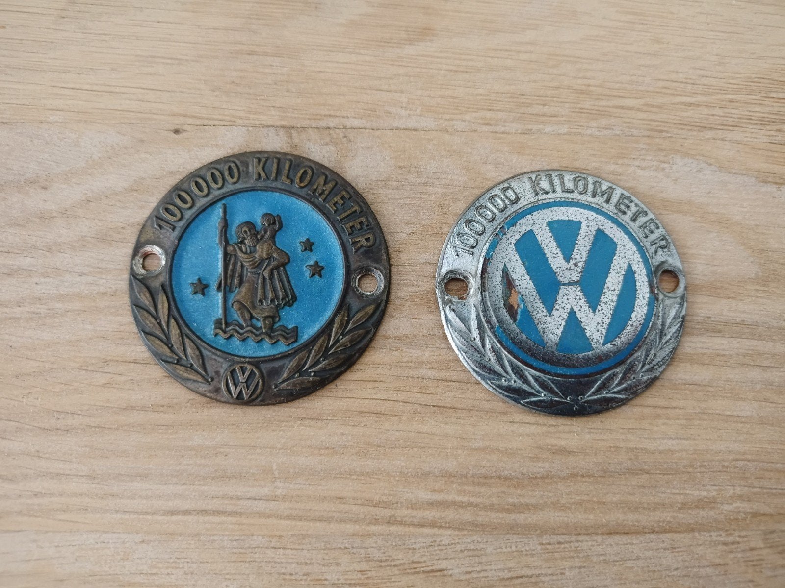 Originele oude Vw 100.000 km emblemen - badges 2 stuks., Ophalen, Gebruikt