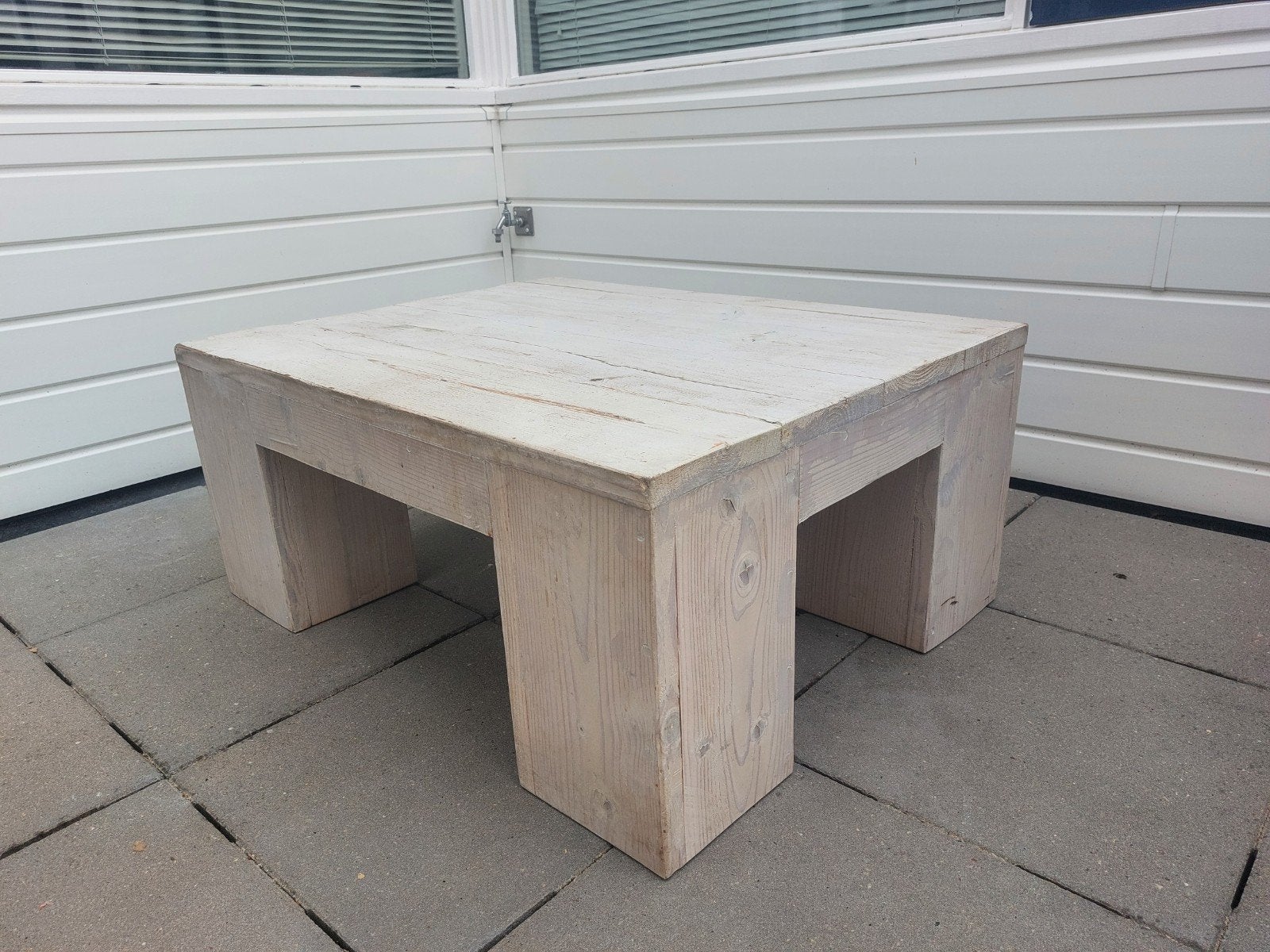 Robuuste houten salontafel, wit geverfd, Huis en Inrichting, Tafels | Salontafels, Ophalen, Gebruikt, 100 tot 150 cm, Vierkant