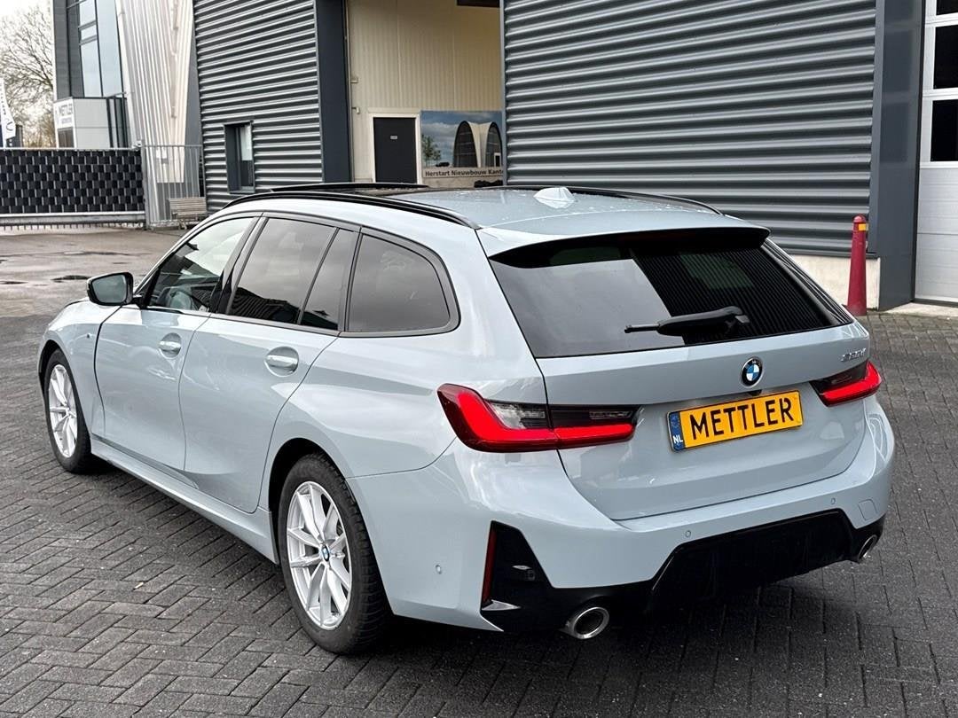 BMW 3-serie 320d, M-pakket, head up, panoramadak, 360 camera, Auto's, Automaat, Dealer onderhouden, Achterwielaandrijving, Zwart