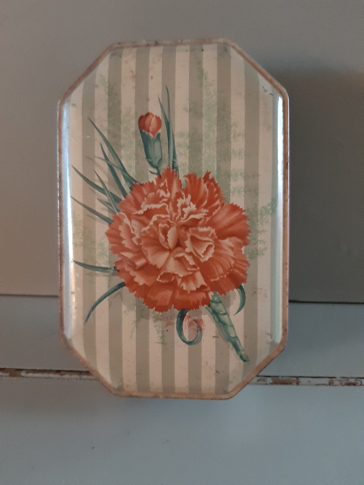Vintage achthoekig blikje met rode anjer., Ophalen of Verzenden