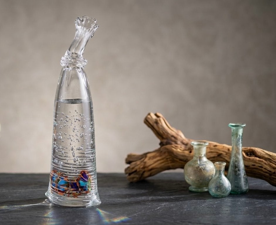 Handgeblazen glazen object waterzak met kleurrijke knikkers, Antiek en Kunst, Ophalen of Verzenden