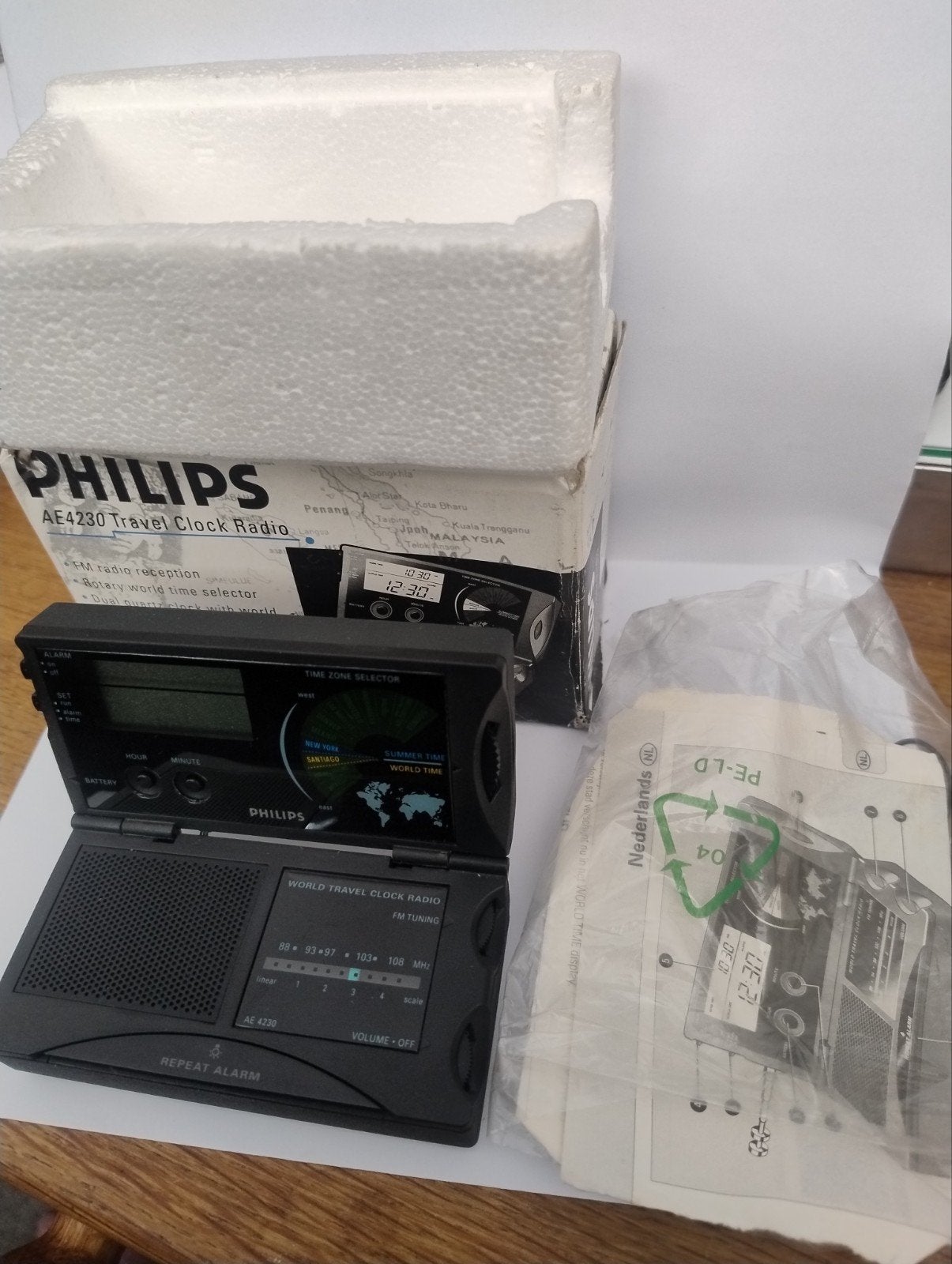 Vintage Philips AE 4230 Travel clock radio in doosje, Ophalen of Verzenden