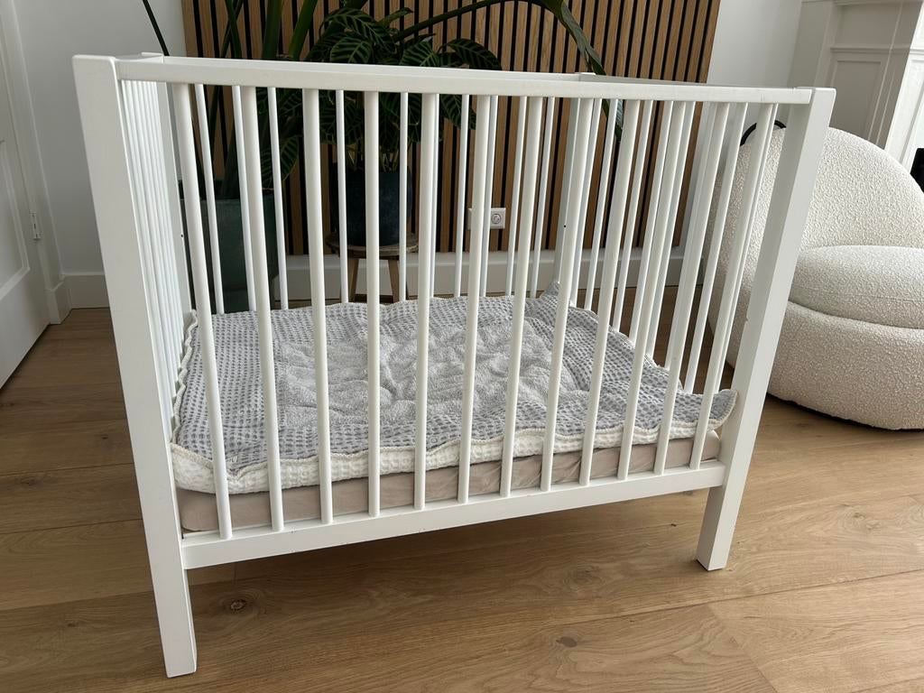 Witte box met koeka boxkleed en matras, Ophalen, Zo goed als nieuw, Boxkleed
